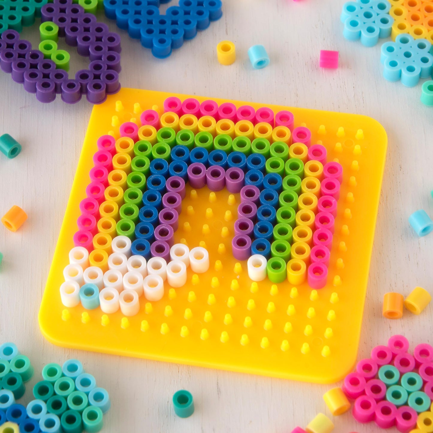 Perler 80-42988 Daisy Love Big Bucket Fused Bead Activity Kit with 16 Unique Patterns, Multicolor, 8505 Pieces
