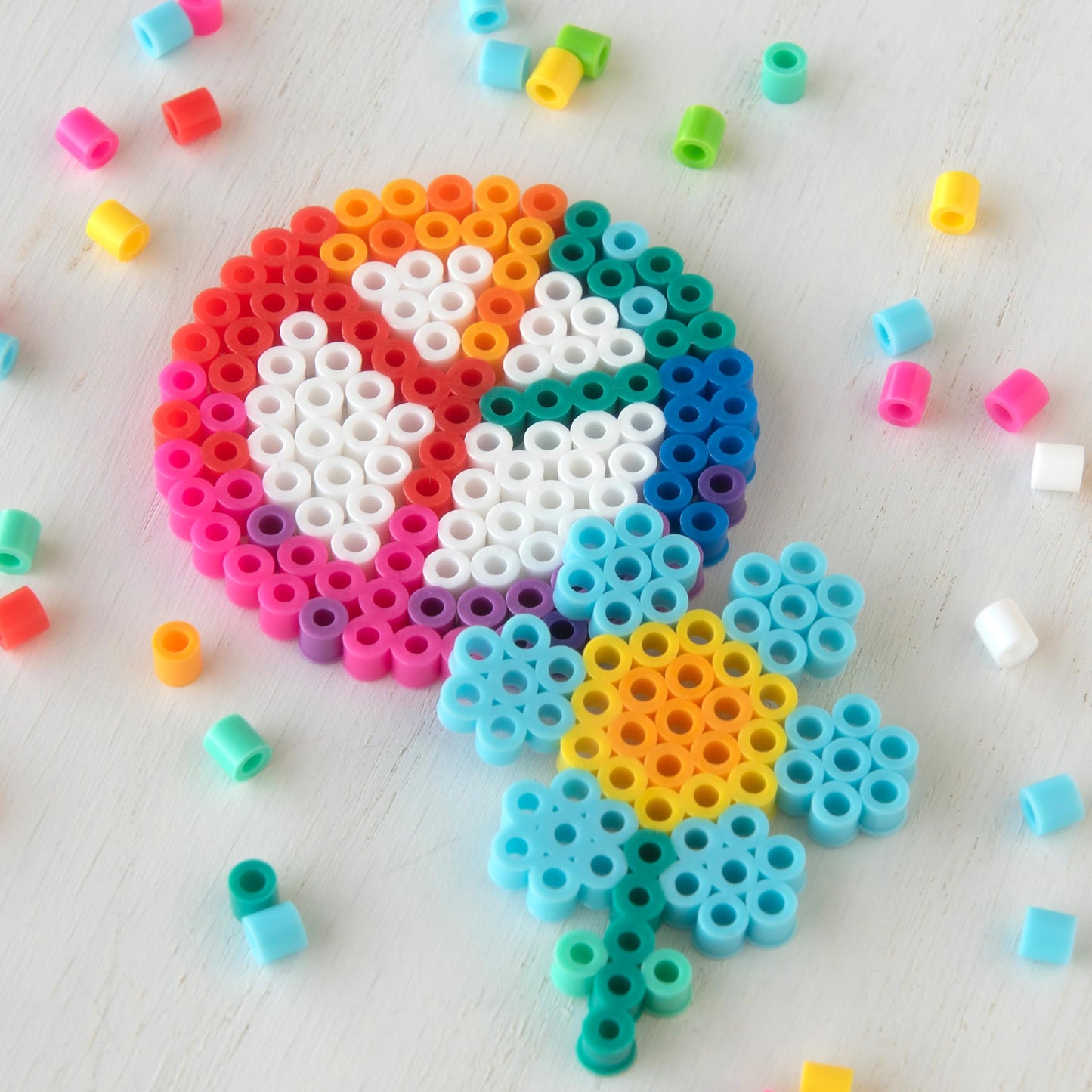 Perler 80-42988 Daisy Love Big Bucket Fused Bead Activity Kit with 16 Unique Patterns, Multicolor, 8505 Pieces